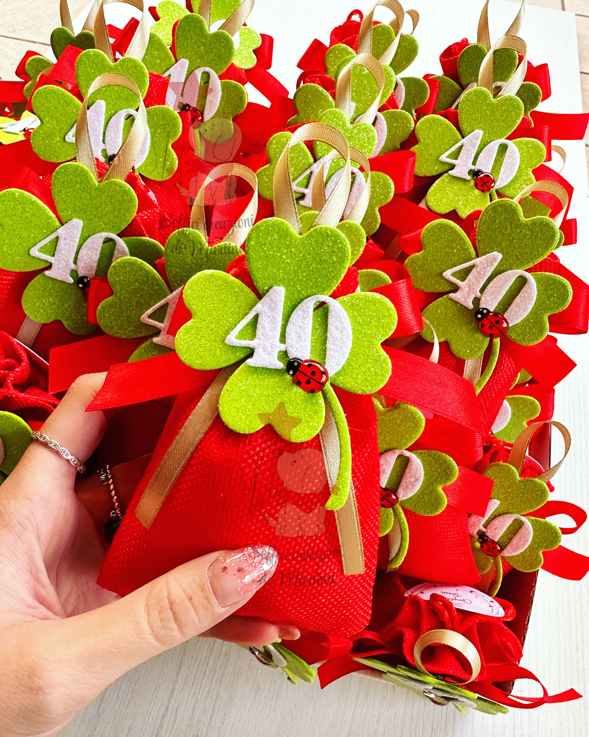 Bomboniera calamita a forma di quadrifoglio per compleanno con sacchetto confetti