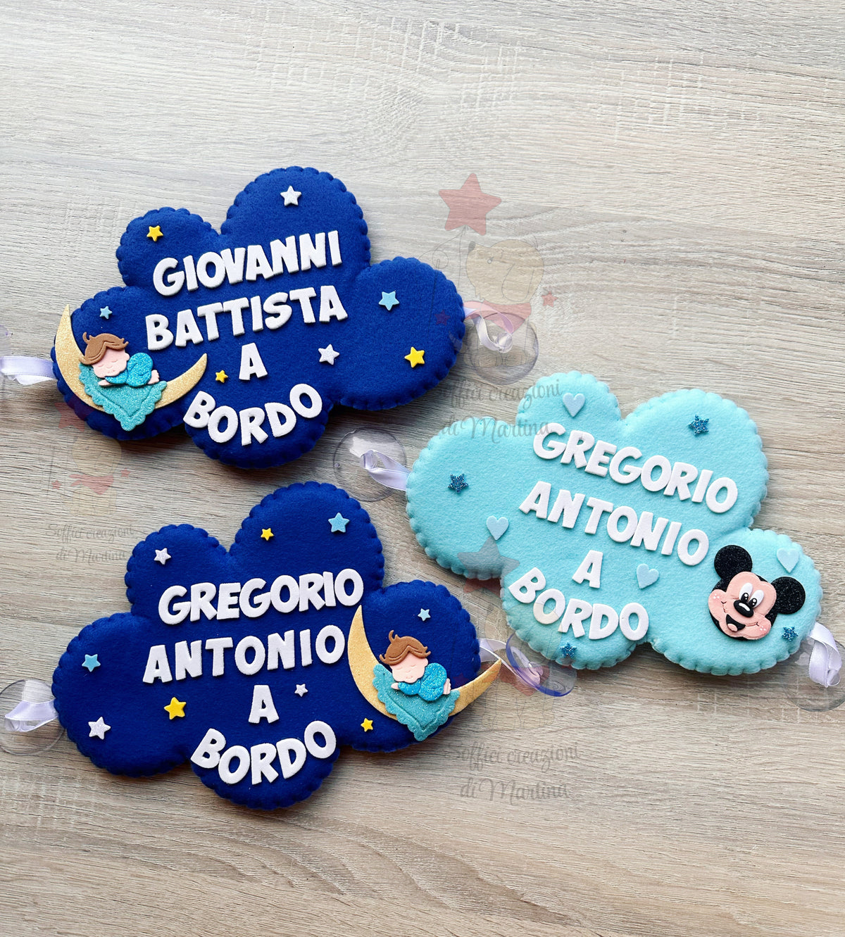 Bimbi a bordo in pannolenci a forma di nuvolette azzurre 