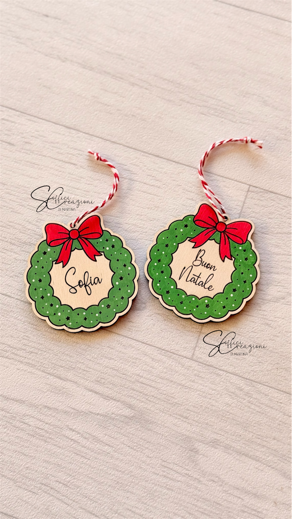 Scopri la ghirlanda natalizia in legno personalizzata con nome o dedica. Perfetta come decorazione per l’albero, segnaposto o chiudipacco.